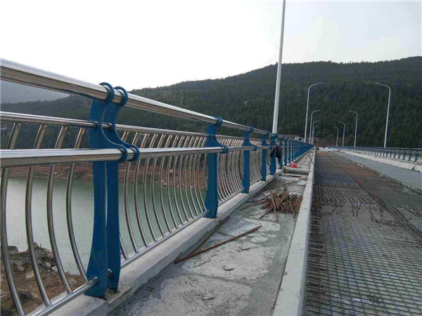 万州不锈钢桥梁护栏的特点及其在桥梁安全中的重要作用