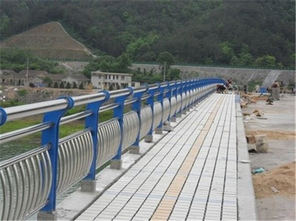 万州不锈钢桥梁护栏的特性及其在现代建筑中的应用
